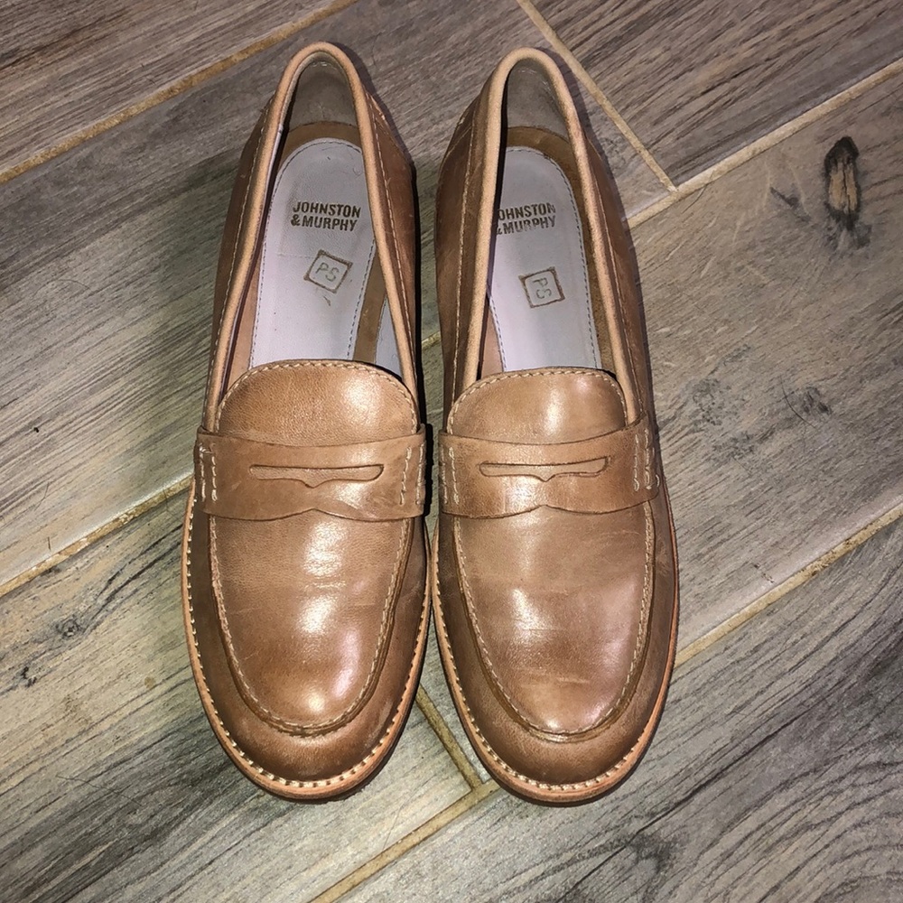 Like new, tan polished loafers